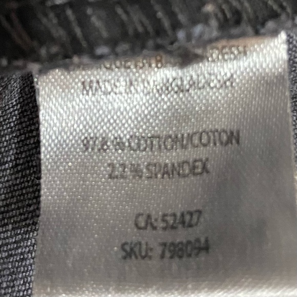 MyStyle women black denim front fly zip, pin tuck detail Jeans. Size 6. Used. - Picture 10 of 12